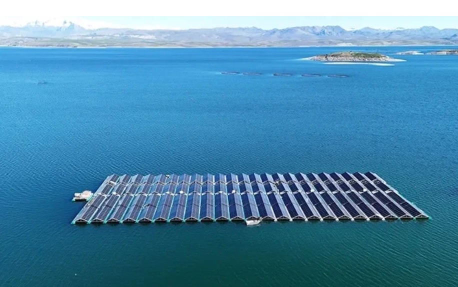 Prima centrală solară plutitoare din Turcia